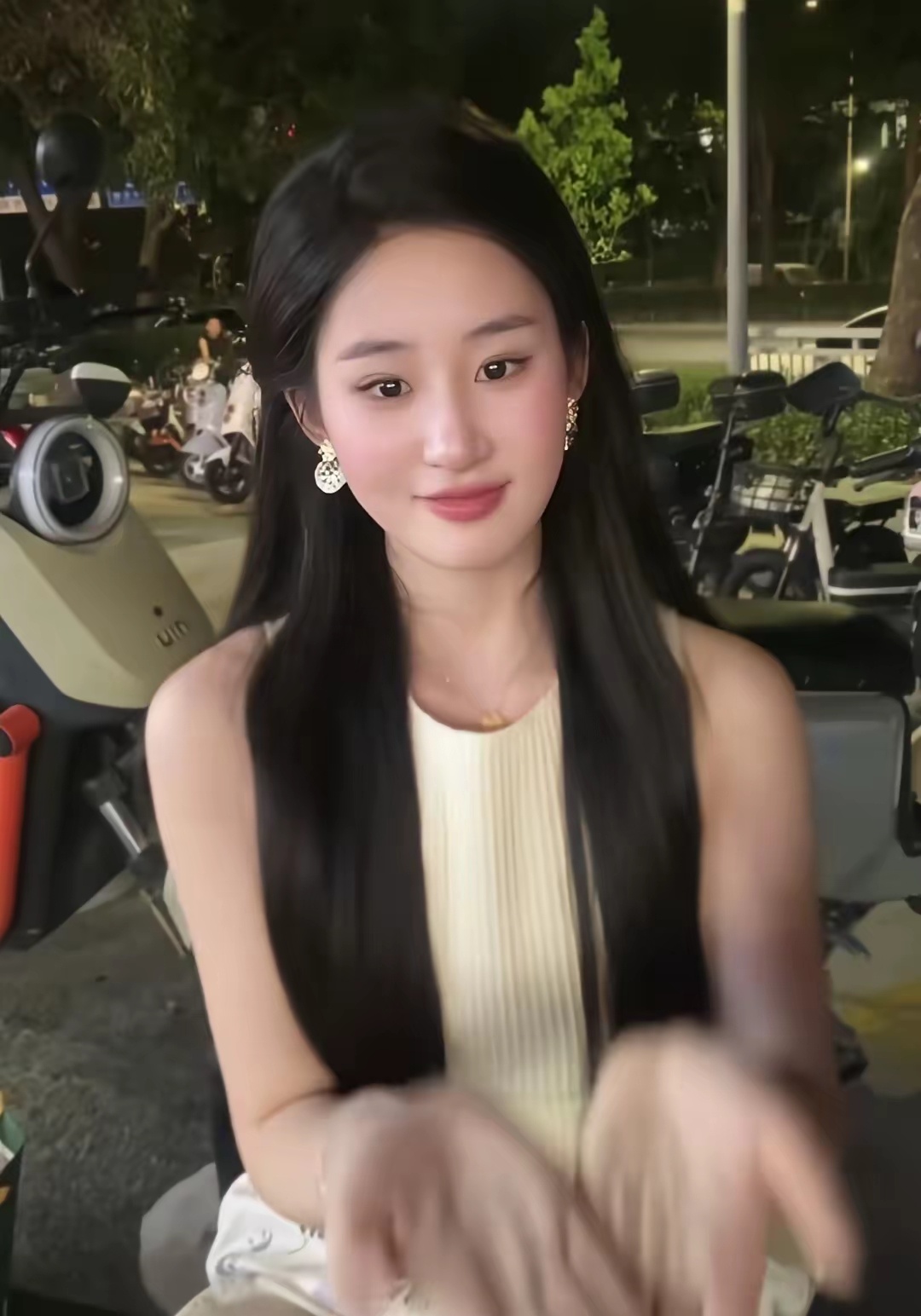 脸真的能当饭吃，网红刘一菲直播时说，她去年刚毕业在深圳实习，拿到手的工资只有两千