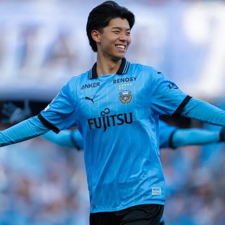热刺签下了日本中卫高井幸大，他只有20岁，这样在英超效力的日本球员又多一位。
高