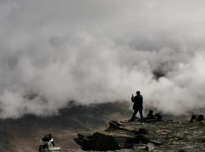 发一张站在高山上拍的图片