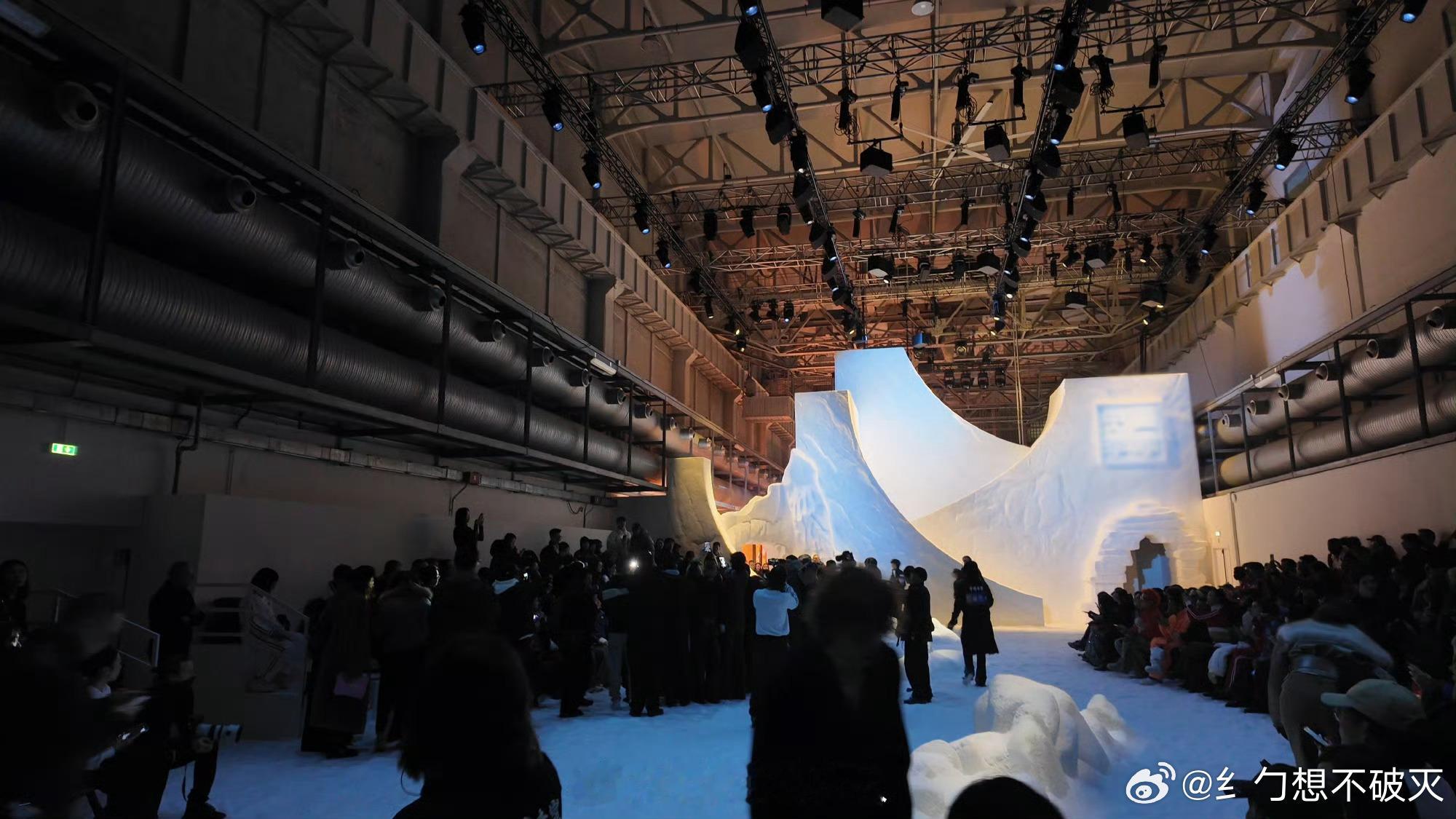 谁把冰雪世界搬进米兰了 米兰时装周太会整活了！把冰雪世界搬进复古火车站，纯白场景