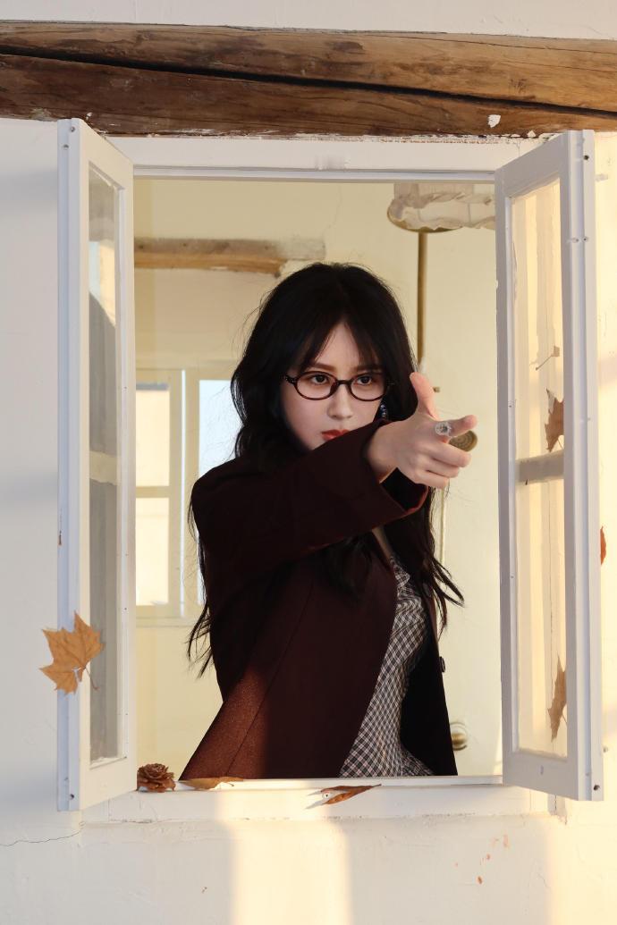 杨紫直播名场面来袭！带piu崽出镜超治愈，还戴上了眼镜，软萌感拉满，和紫紫本人一