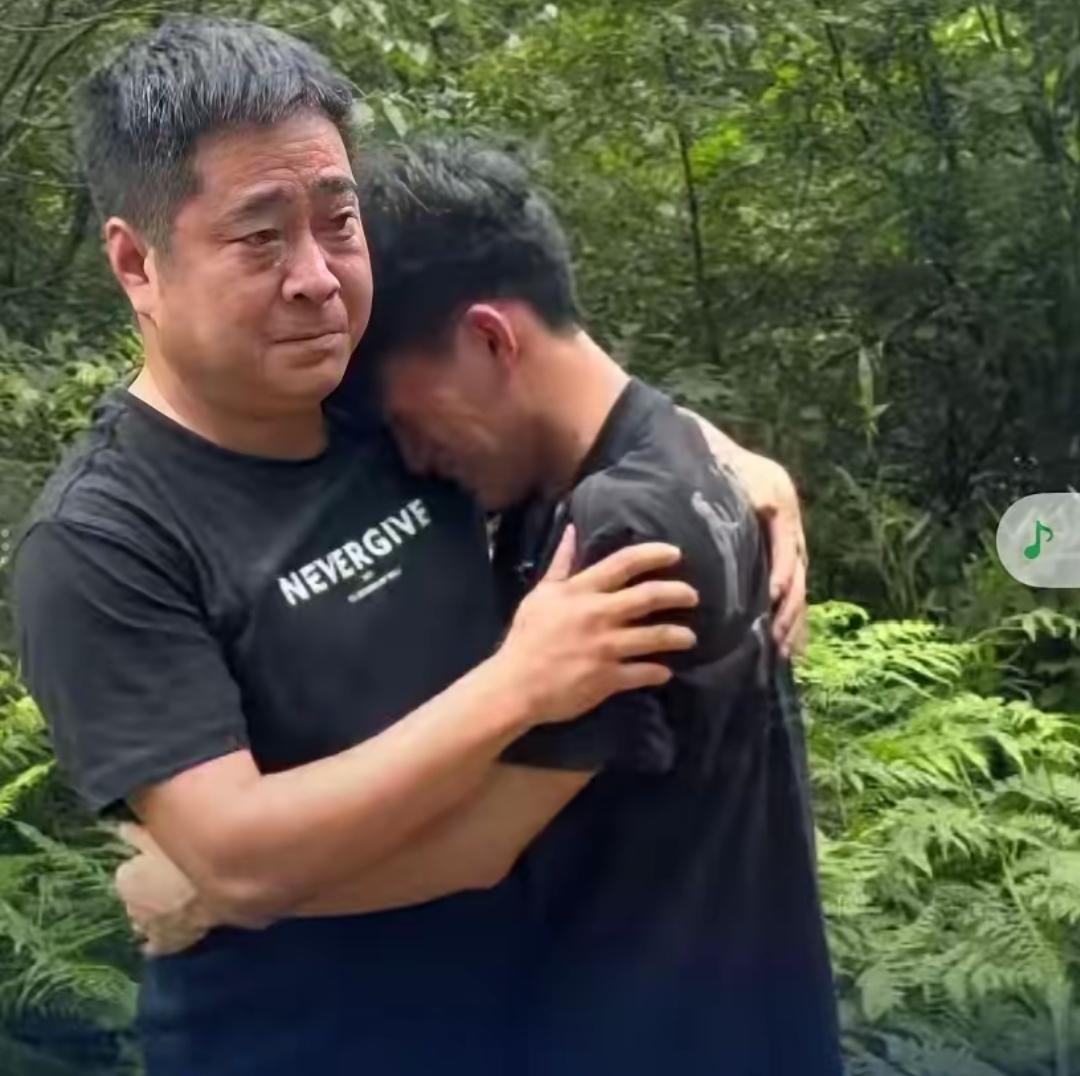 湖南，1男孩考试结束后来到父母坟前祭拜，突然男孩转身朝表哥跪了下去：哥，没有你就