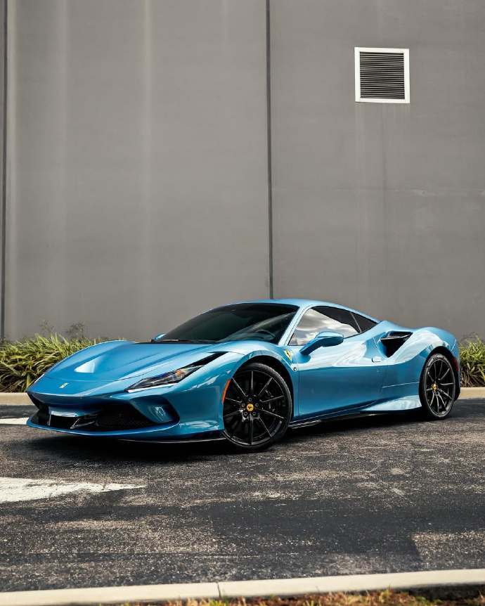 2022款 法拉利 F8 Tributo，采用阿祖罗加州蓝(Azzurro Ca