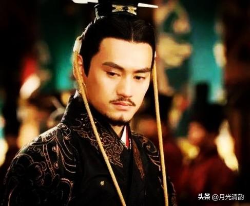 刘秀还是一名偏将军时，听说哥哥被杀，他只身来到宛城，他平静地跪在杀兄仇人面前，看