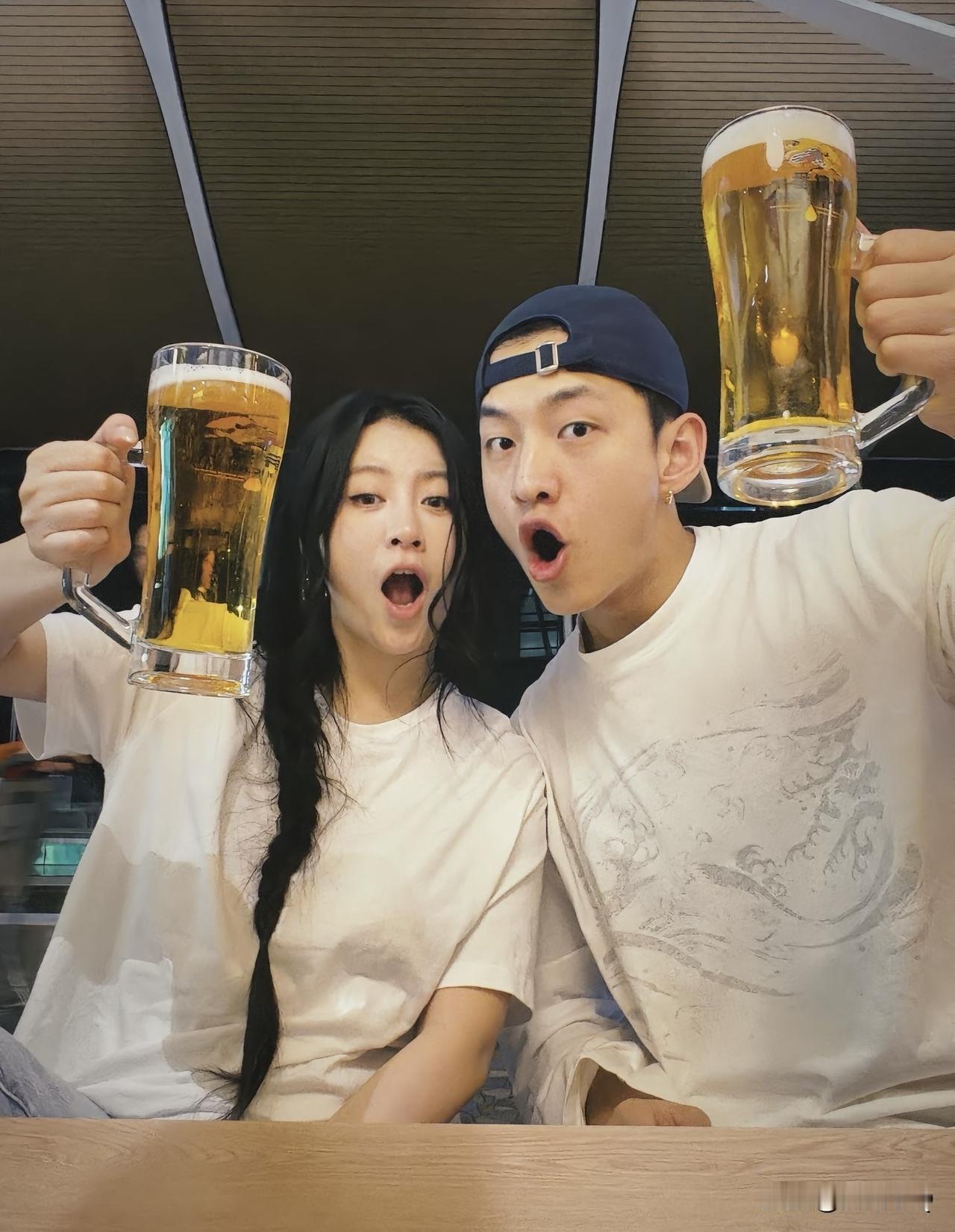 李嘉格又和鲜肉男友秀恩爱了，靠肩贴脸，亲呢的都要冒粉色泡泡了。李嘉格现在的状态简