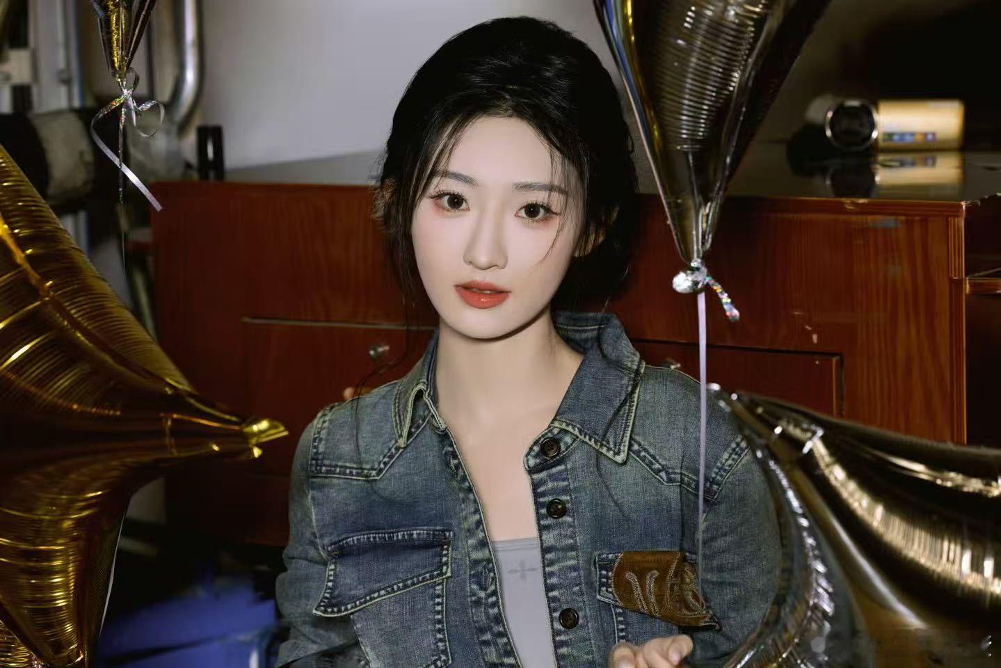 杨雨潼孔雪儿花花相惜 扫楼互动萌化了！杨雨潼孔雪儿俩张美萌脸贴一起，《暗河传》小