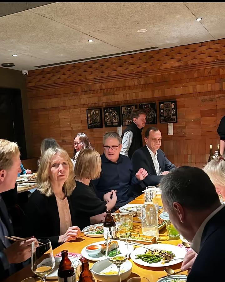 “英国首相来北京第一顿饭没吃烤鸭，没去国宴厅，反而钻进三里屯一家云南小馆子。店里