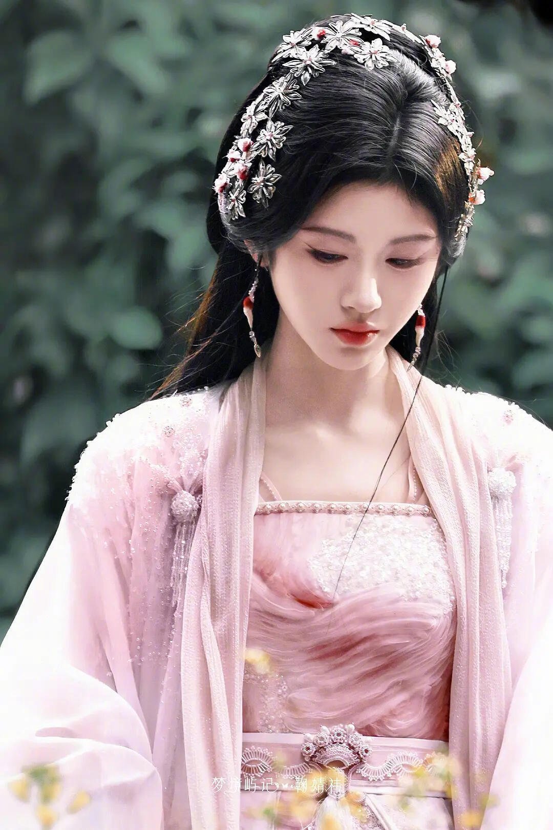 鞠婧祎绝对的断层第一 月鳞绮纪露芜衣强势突破50亿，女明星待播剧角色中断层第一！