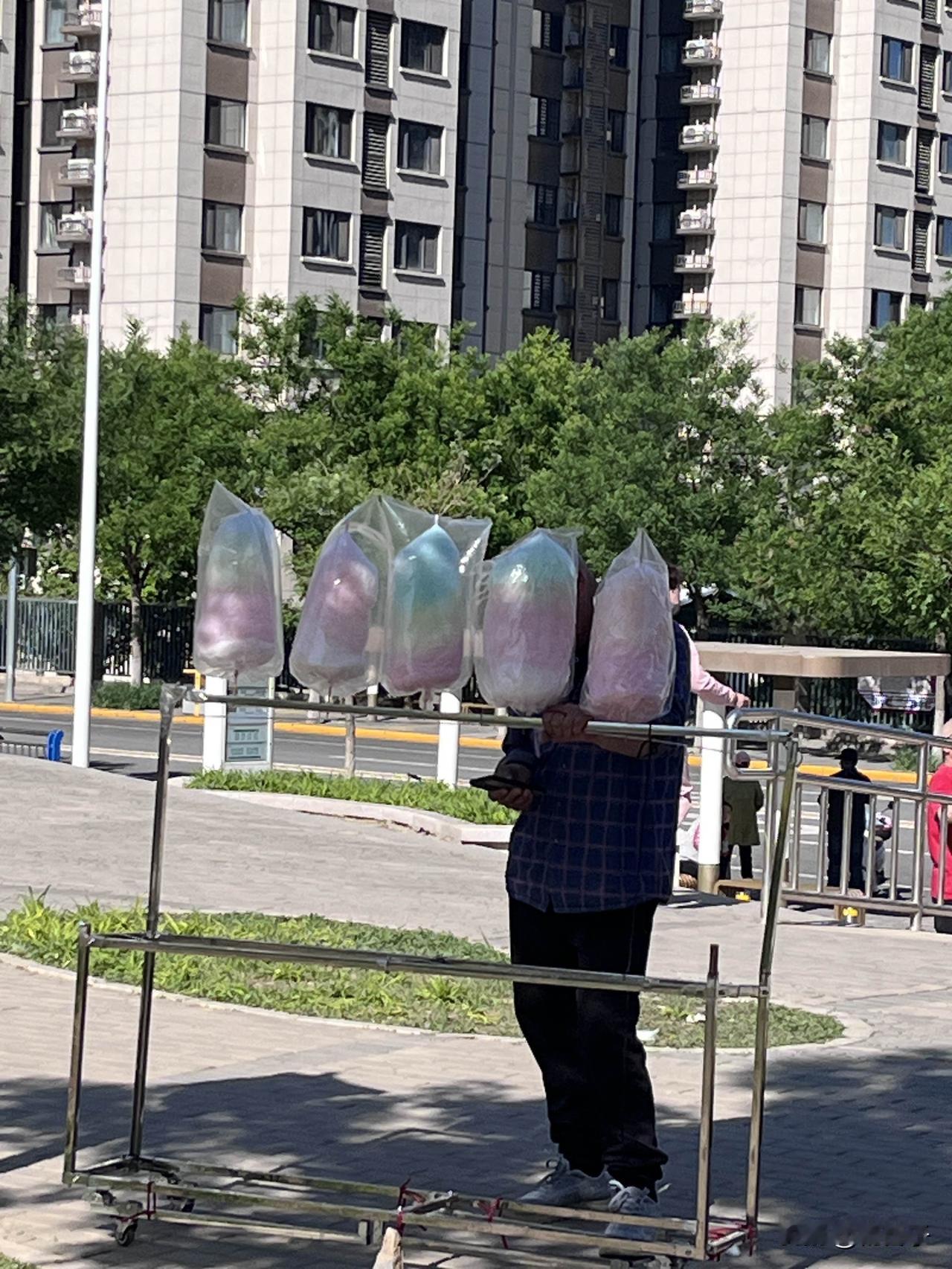 公园里五彩棉花糖卖得火，闺女抢着买，我却想起小时候5分钱的酸枣面

今天孩子们放