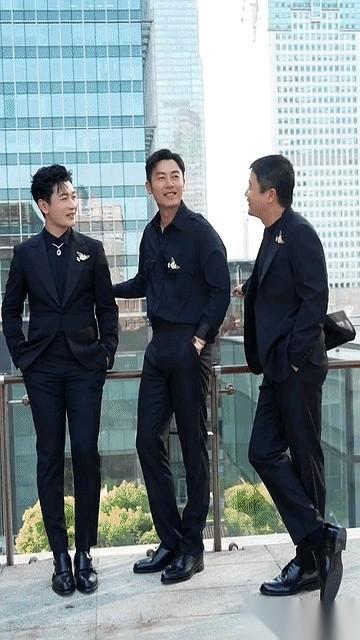 那张朱亚文、黄晓明、肖央的同框照，简直就是个无声的修罗场。
镜头先给到黄晓明，从