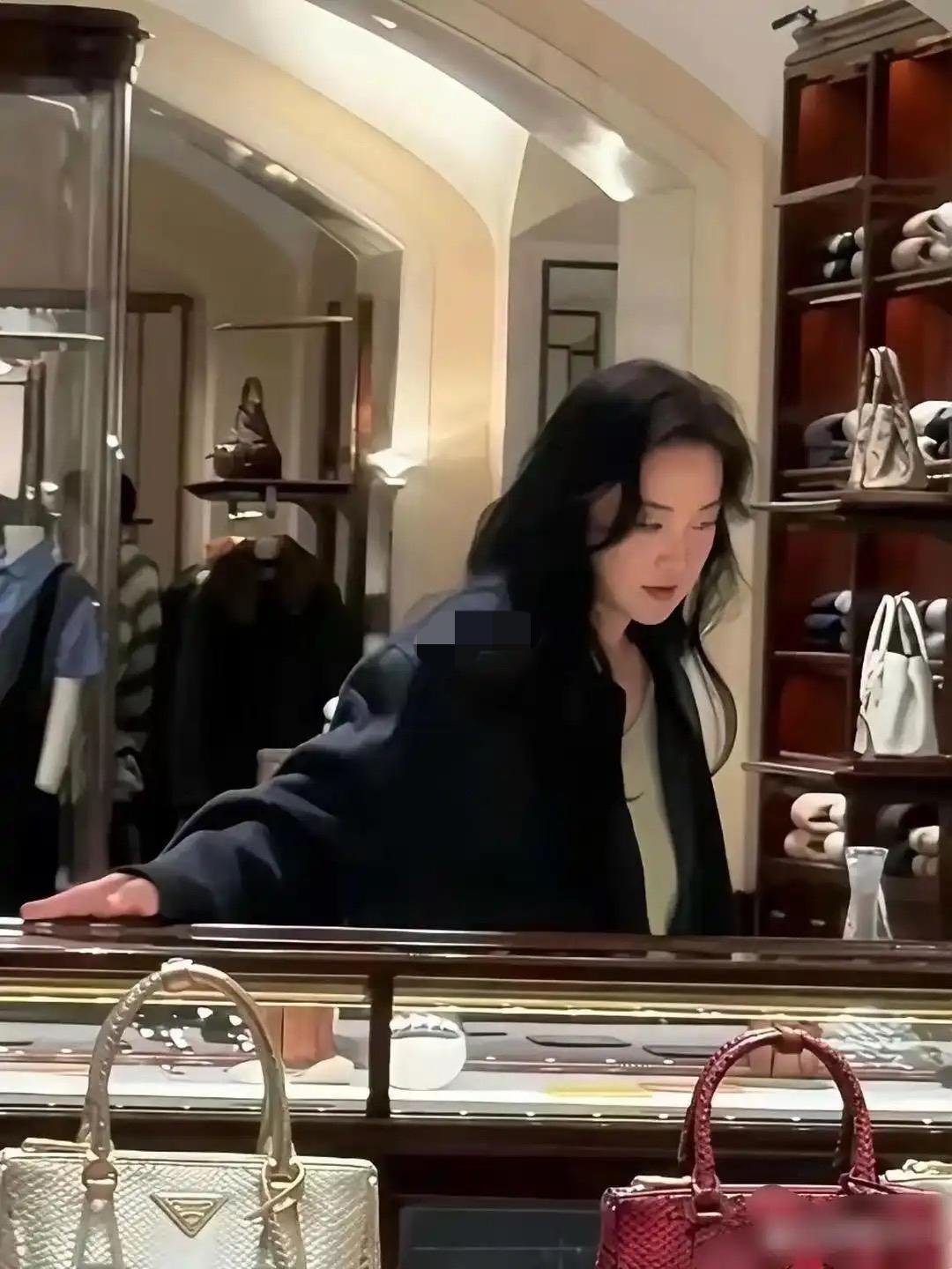 贾玲变化也太大了！
褪去往日的亲和感，如今气场全开，一身简约穿搭，气质清冷又高级