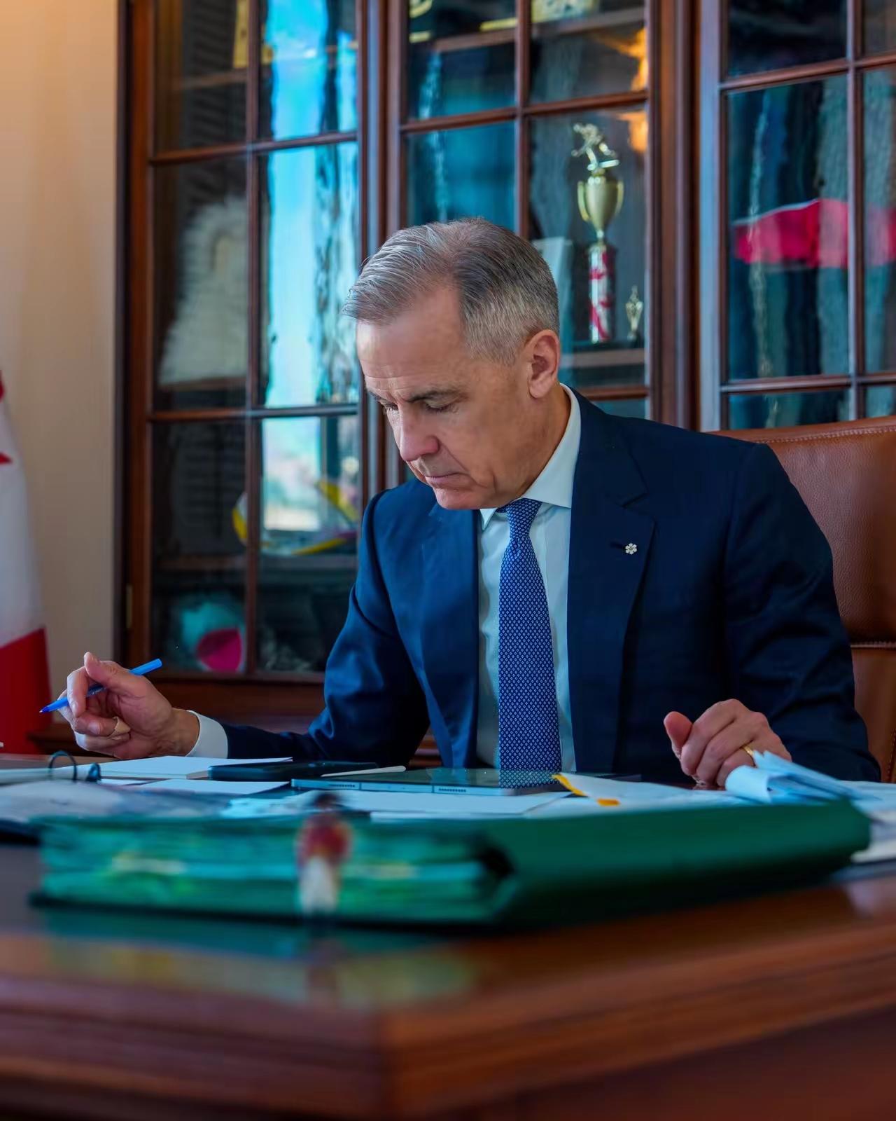 加拿大总理卡尼今天发文说：“今天和丹麦首相梅特·弗雷德里克森通话很顺利。格陵兰的