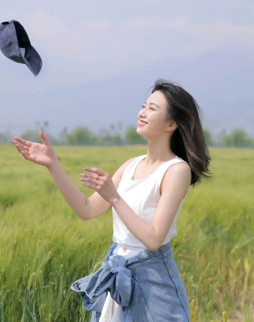 春天，枝繁叶茂，繁花似锦，在田野里奔跑，感受自由与快乐，留下美丽倩影春天的田野风