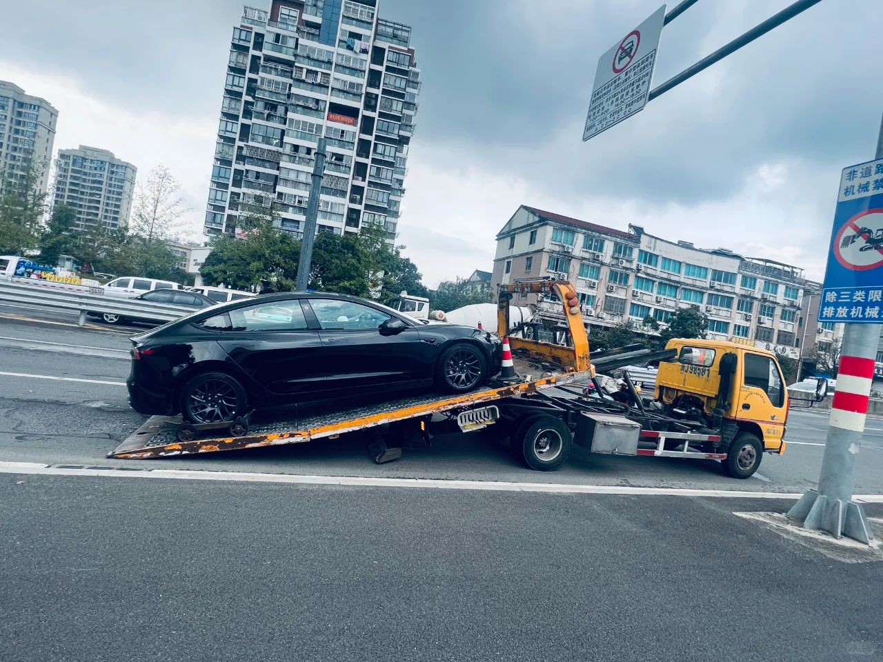 叫个救援整出个极品飞车视角