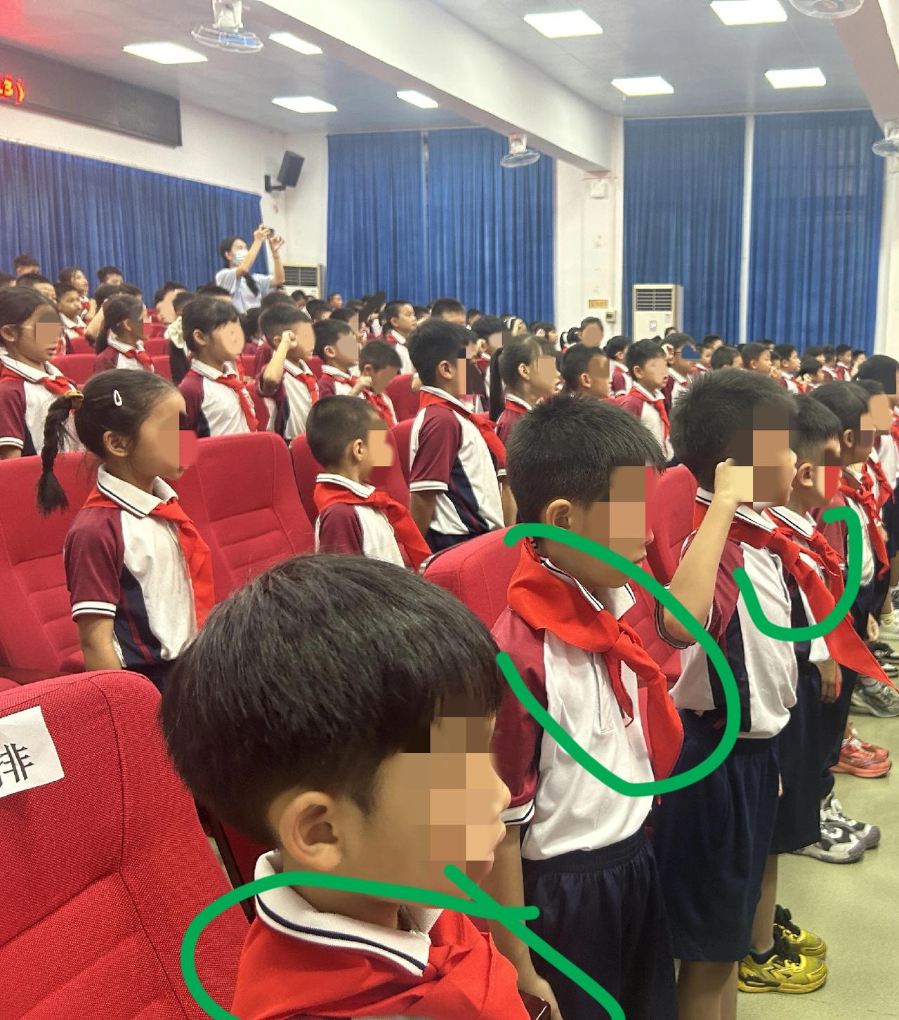 现在小学生系红领巾都这么‘随性’了？折得板板正正VS直接披成小披风，这差别也太大