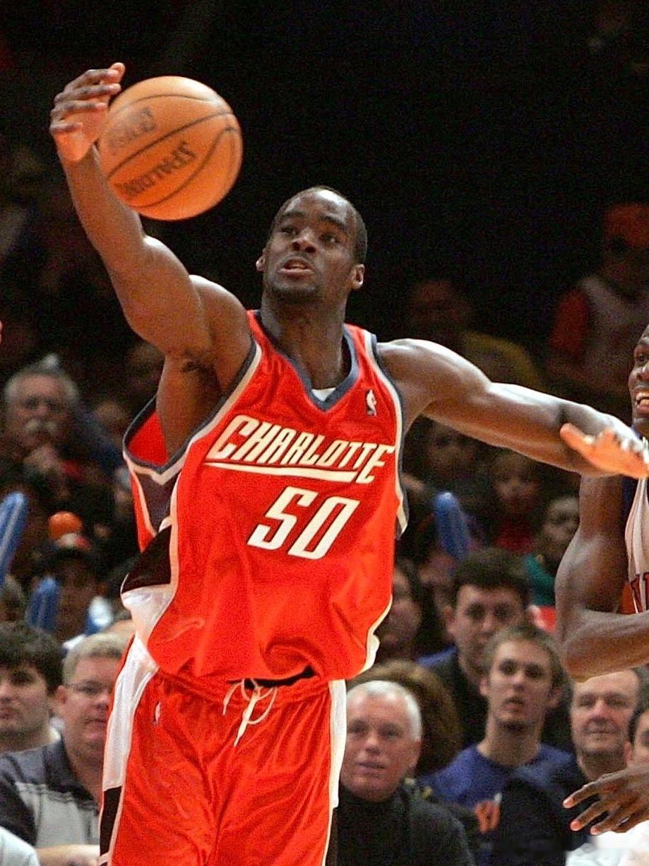 参考2004年山猫队，联盟新扩军球队的阵容组建采用了扩张选秀+新秀选秀+交易/自