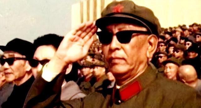 许世友曾问耿飚如果恢复授衔你觉得能得什么军衔？耿飚坦言肯定会在你许世友前面吗
1