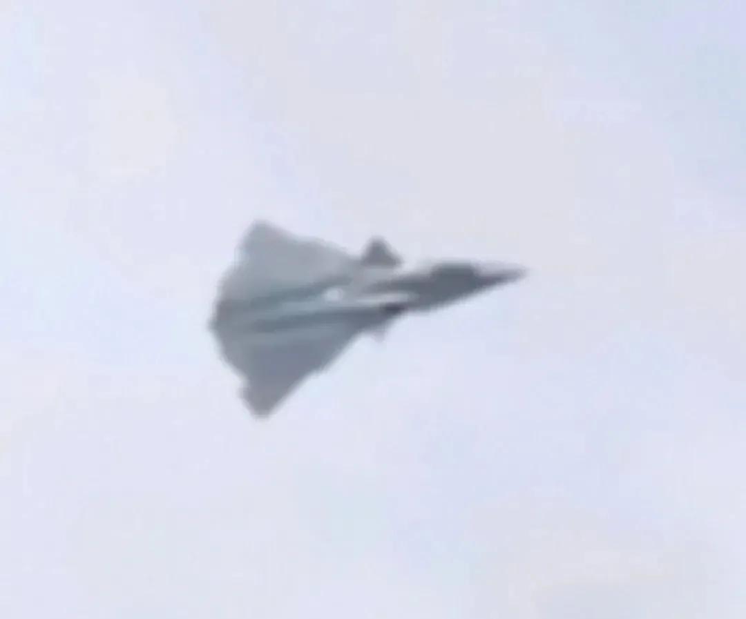 六代机这么快就现身了，美国人估计要惊掉下巴。目前中美在五代机上面还处于势均力敌的