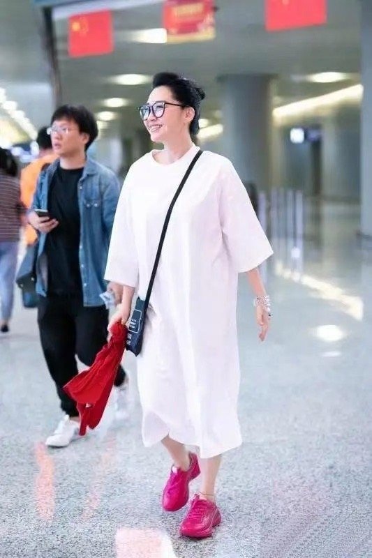 许晴年过半百也不服老，富婆一个没儿没女没老公，等到老了的时候可就悲剧了，孤孤单单