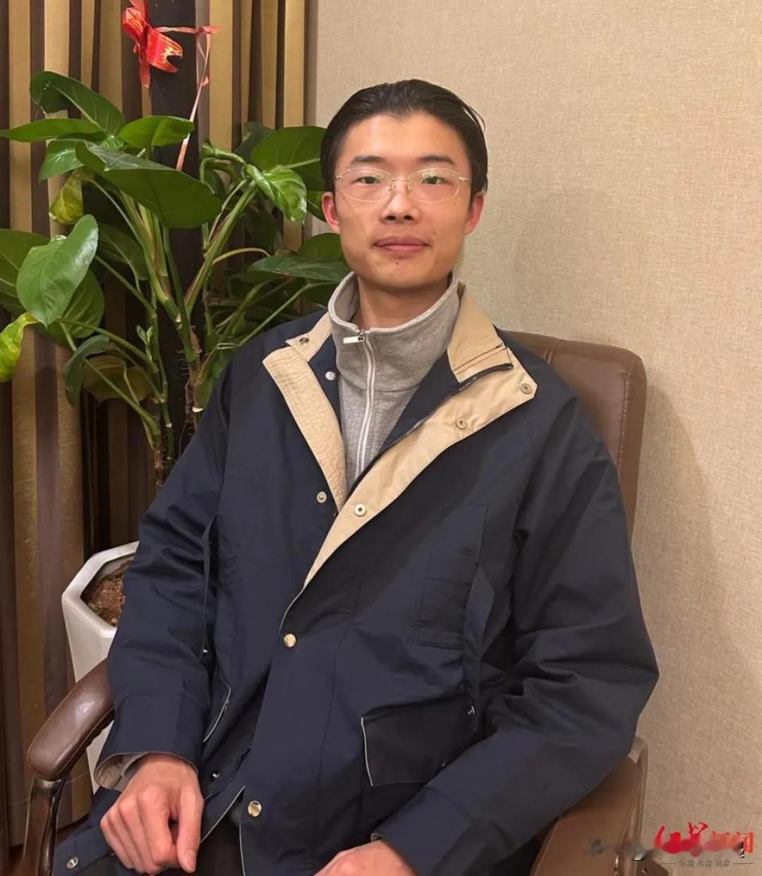 去年爆火的网络红人郭有才，最近传说又开烧烤店去了，有的说又到火车站前唱歌去了。