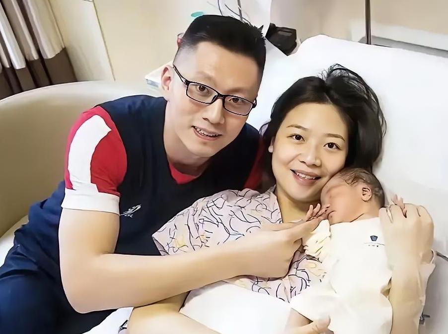 始终认为她是中国女排最美的二传手，名字也好听，秋月挂枝头，明朗又美丽，当年，魏秋