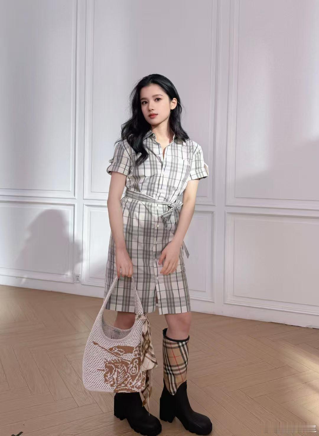 张婧仪格纹裙张婧仪午后休闲大片张婧仪格纹裙，好美呀，[憧憬][憧憬] ​​​
