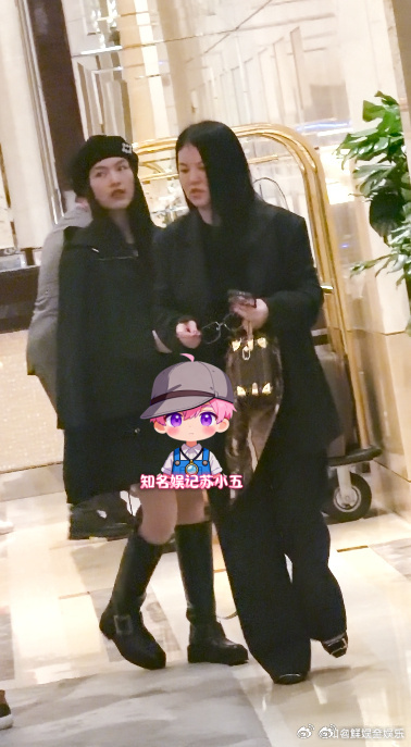 李湘带王诗龄参加聚会狗仔拍到李湘带着王诗龄一起参加聚会，两个人都是一身黑，好贵气