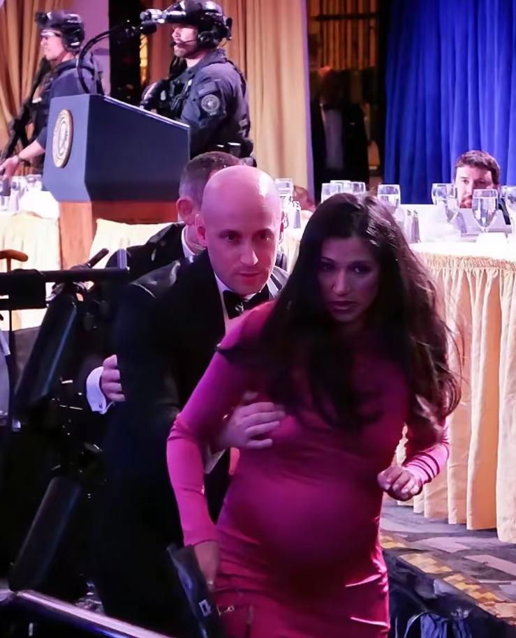 这是人啊！白宫记者协会晚宴突发枪击事件后，一个极具讽刺性的场景被曝光：特朗普核心