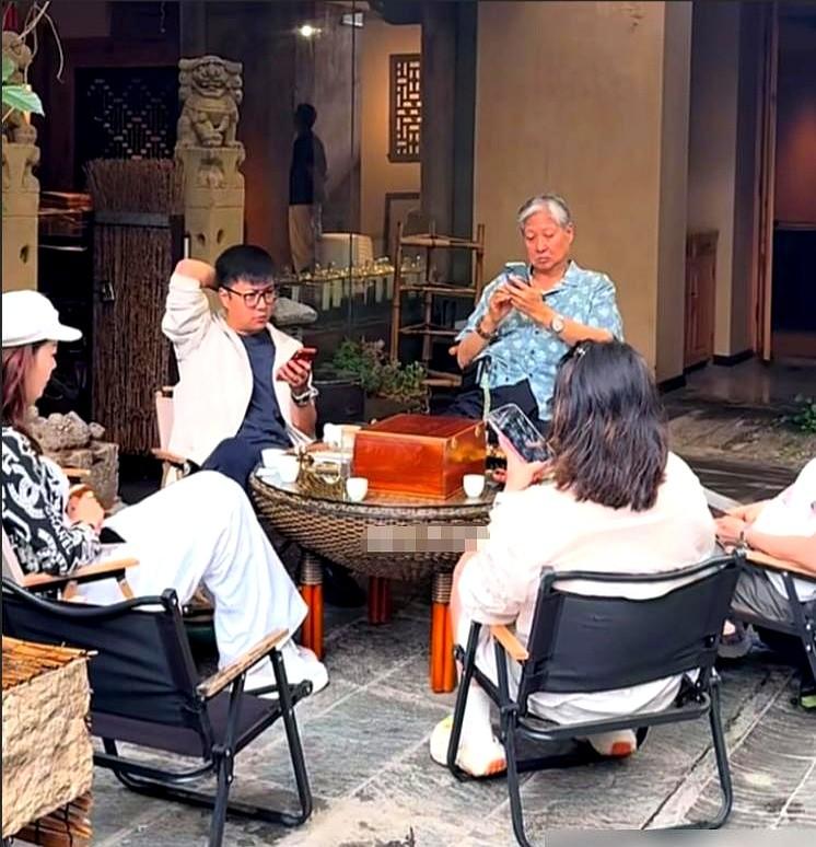 洪天明婚礼上，两个“妈”站在一起，像亲姐妹一样聊天，一点尴尬都没有。

港姐冠军