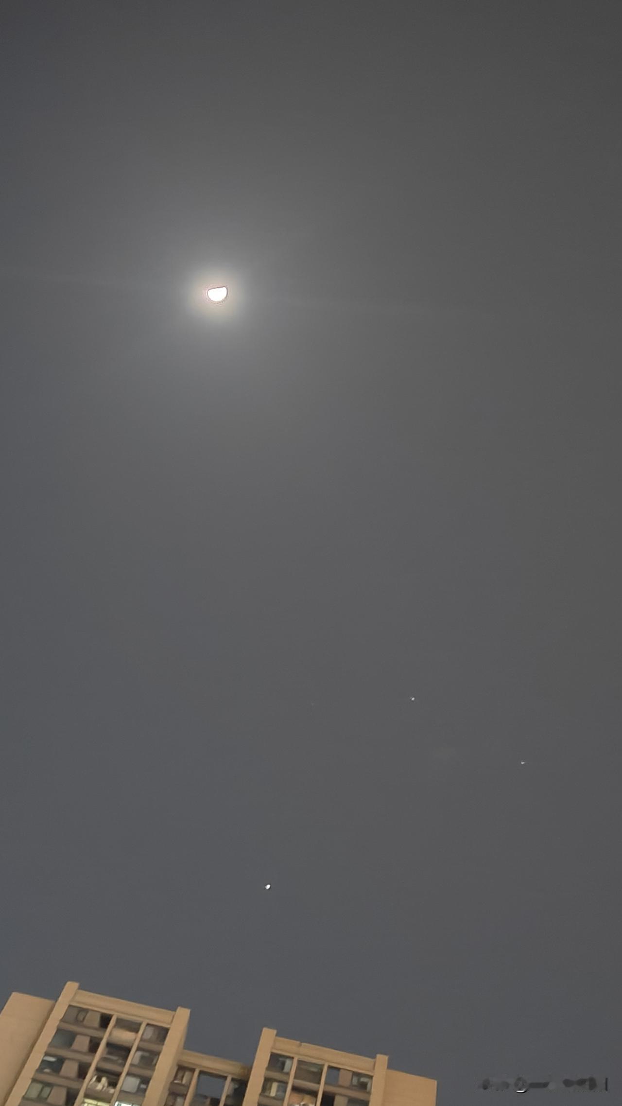 岁星合月……
《史记·天官书》曰：“岁星合月，必有大赦”。嗯……
大白话，月亮，