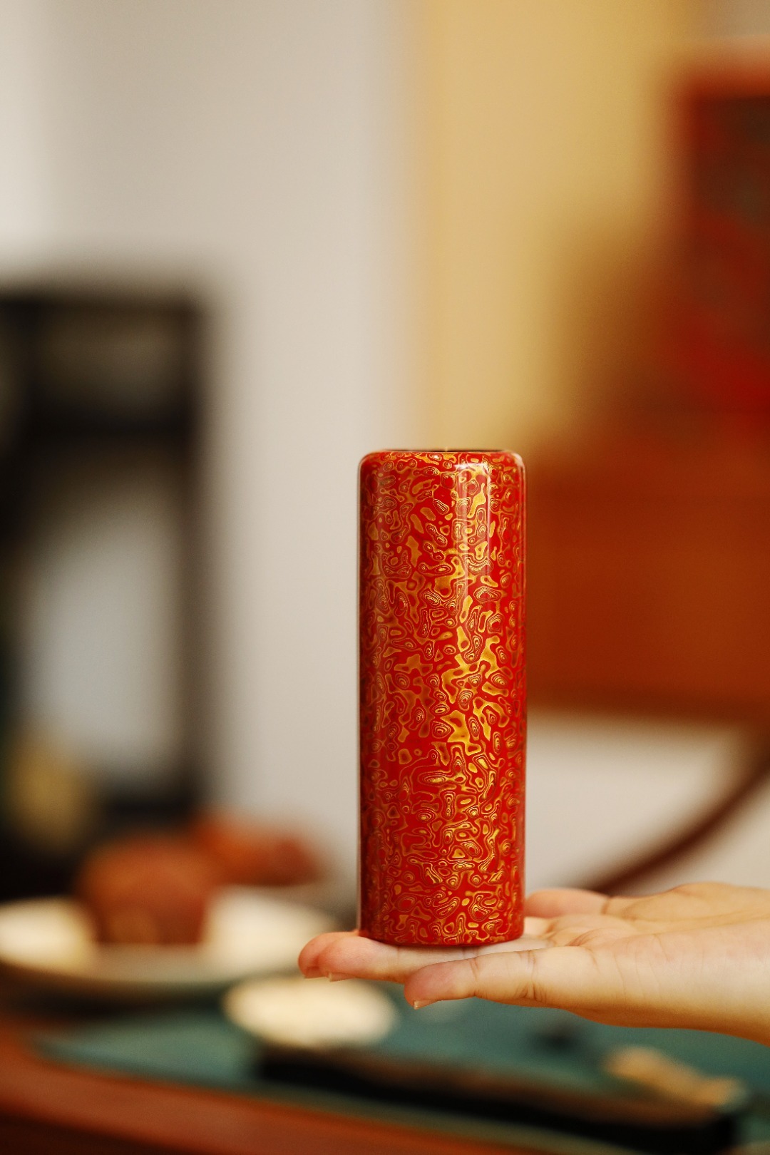 大漆 | 红金 帽筒承循传统非遗工艺，髤饰犀皮漆；入案头增色添彩，历久弥新。4.