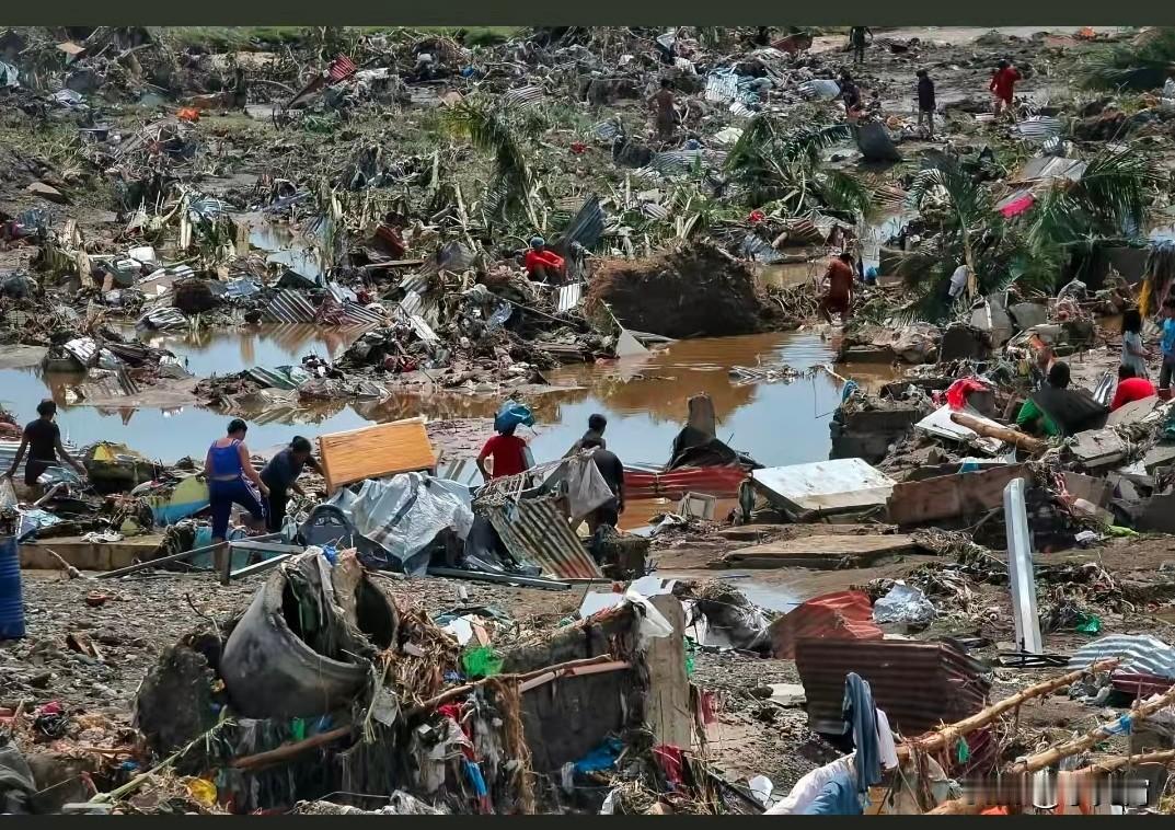 “菲律宾年年被台风肆虐，是不是活该？”这话一出，评论区直接炸了。
你敢信吗？就在