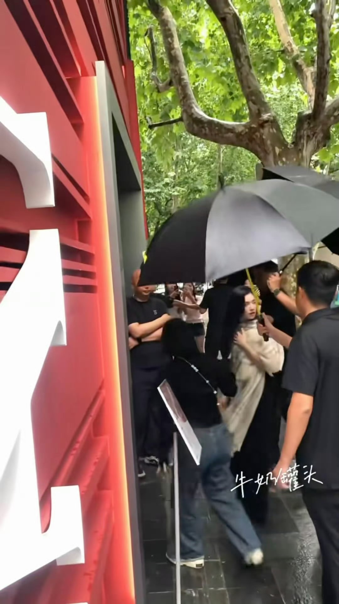 婧仪是去参加兰蔻的线下活动吗，黑长直披肩好美整个人都特别温婉有气质，好有英伦贵气