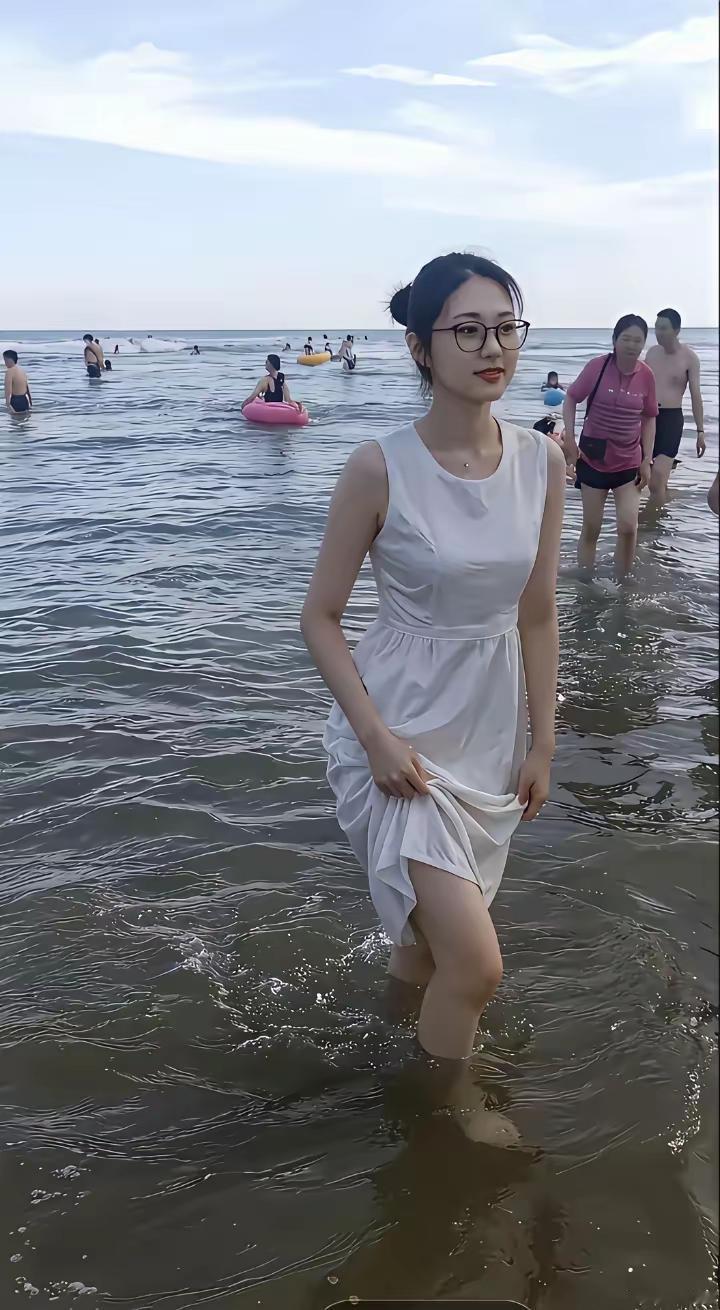 来个高手把光膀子的给我p掉呗