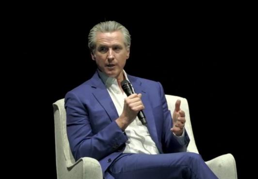 加州州长纽森表示：“别担心，美国！你们的油价在上涨——但特朗普赚得盆满钵满，所以