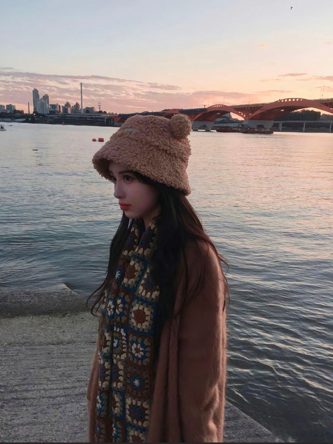 孟子义[超话] 就凭电视把脸拉宽拉丑 我觉得这张照片应该是最接近孟姐现实中颜值的