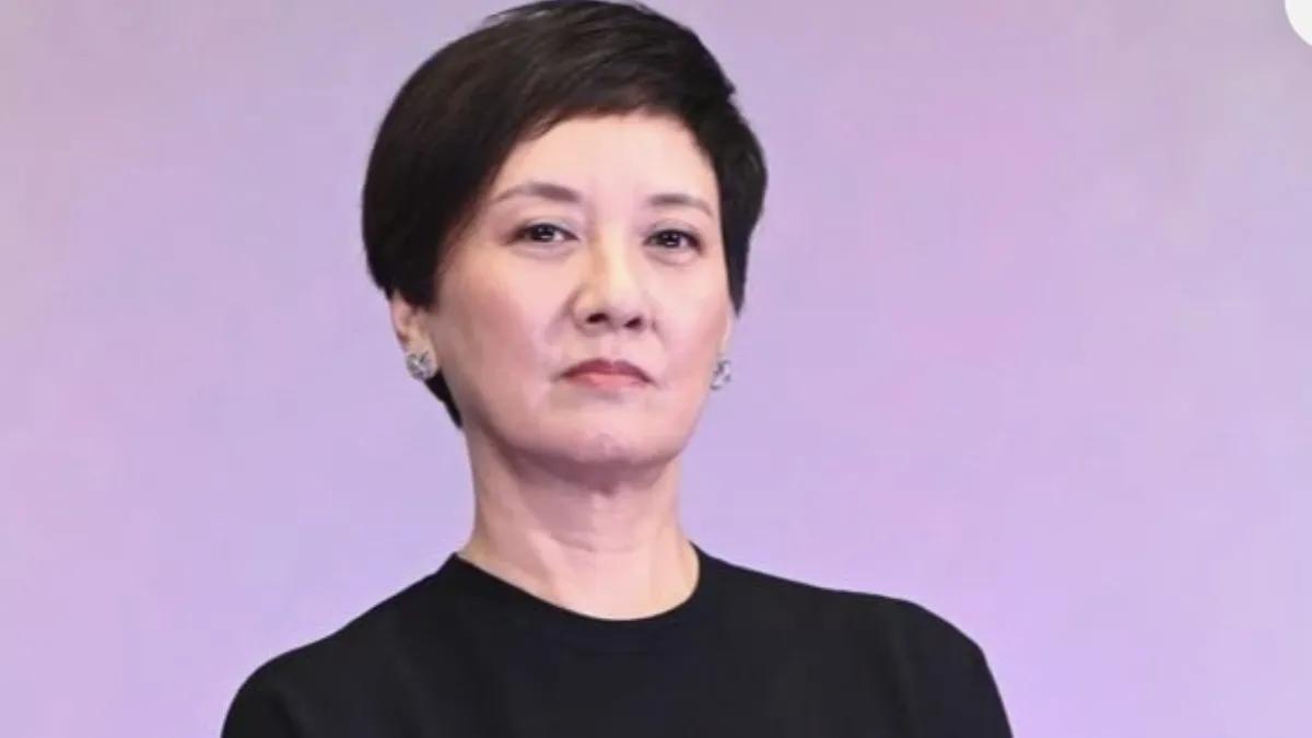 邓婕优雅步入岁月长河，展现自然老去的绝美容颜，令人赞叹不已。她身着剪裁得体的西装