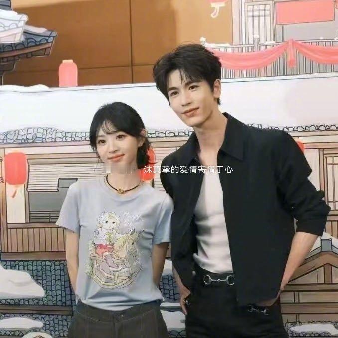 张凌赫田曦薇庆功宴合影一沫真挚的情话张凌赫田曦薇庆功宴合影！一沫真挚的情话