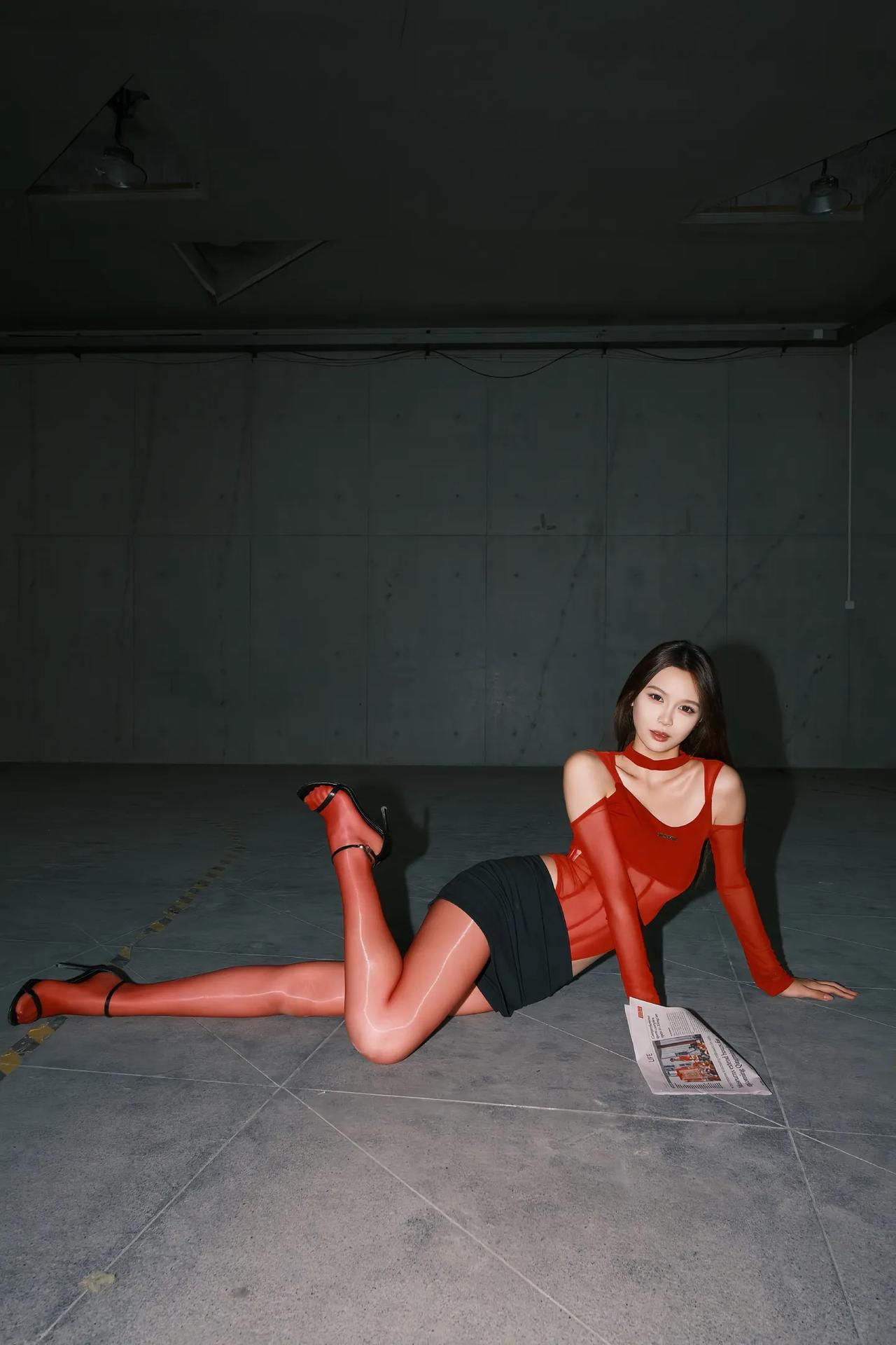 黑暗中的一抹光...
红色，你能驾驭吗？