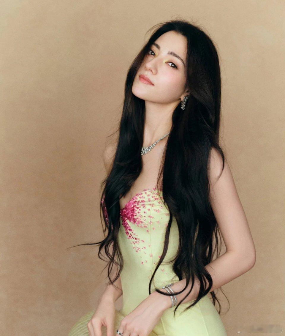 ELLE红毯焦点锁定娜然！ 裸色抹胸长裙勾勒曼妙曲线，优越头骨配黑长直，原生态美