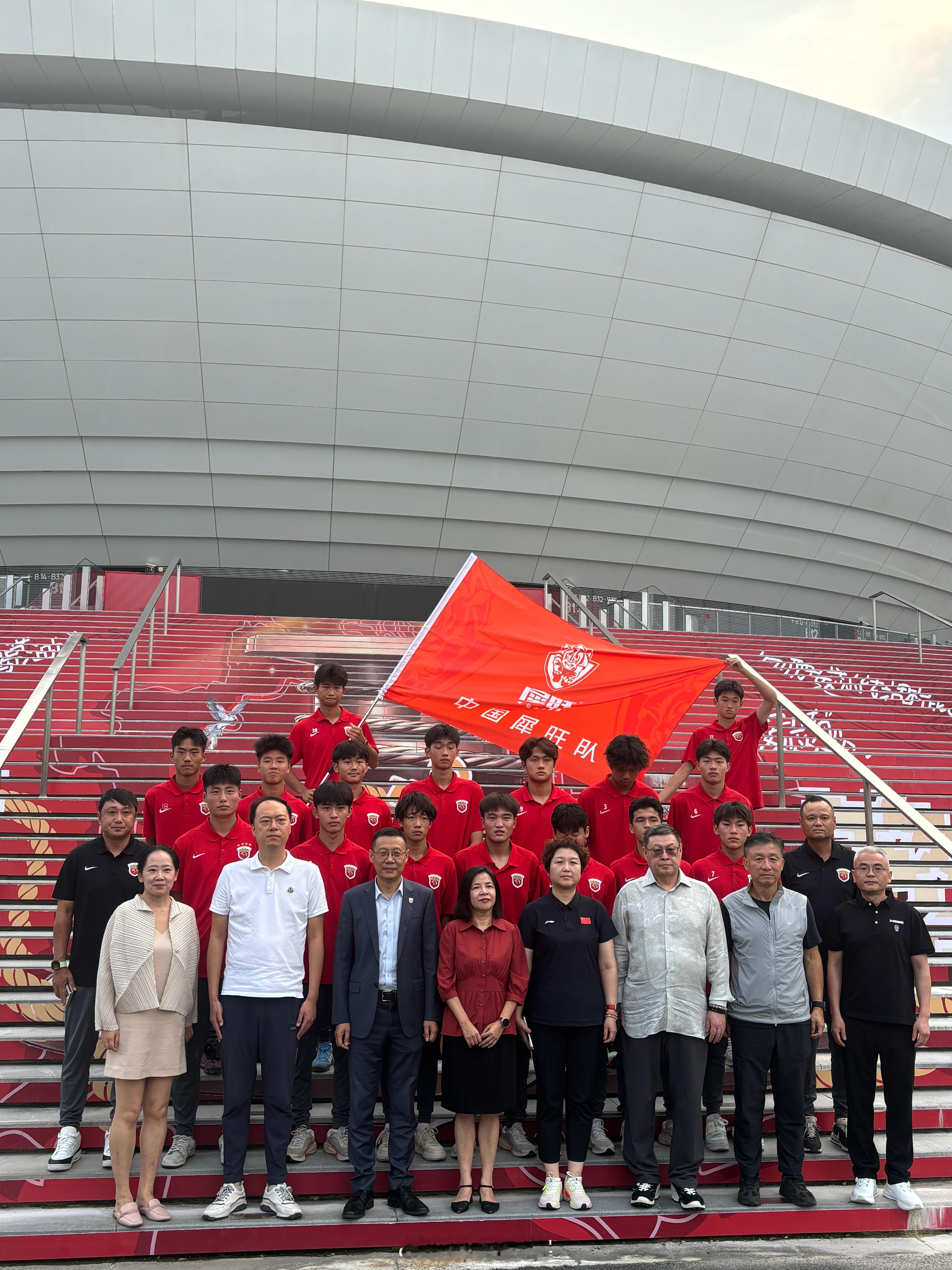 9月21日晚，上海海港俱乐部U17男足集体前往法国欧塞尔俱乐部，他们将在那里进行