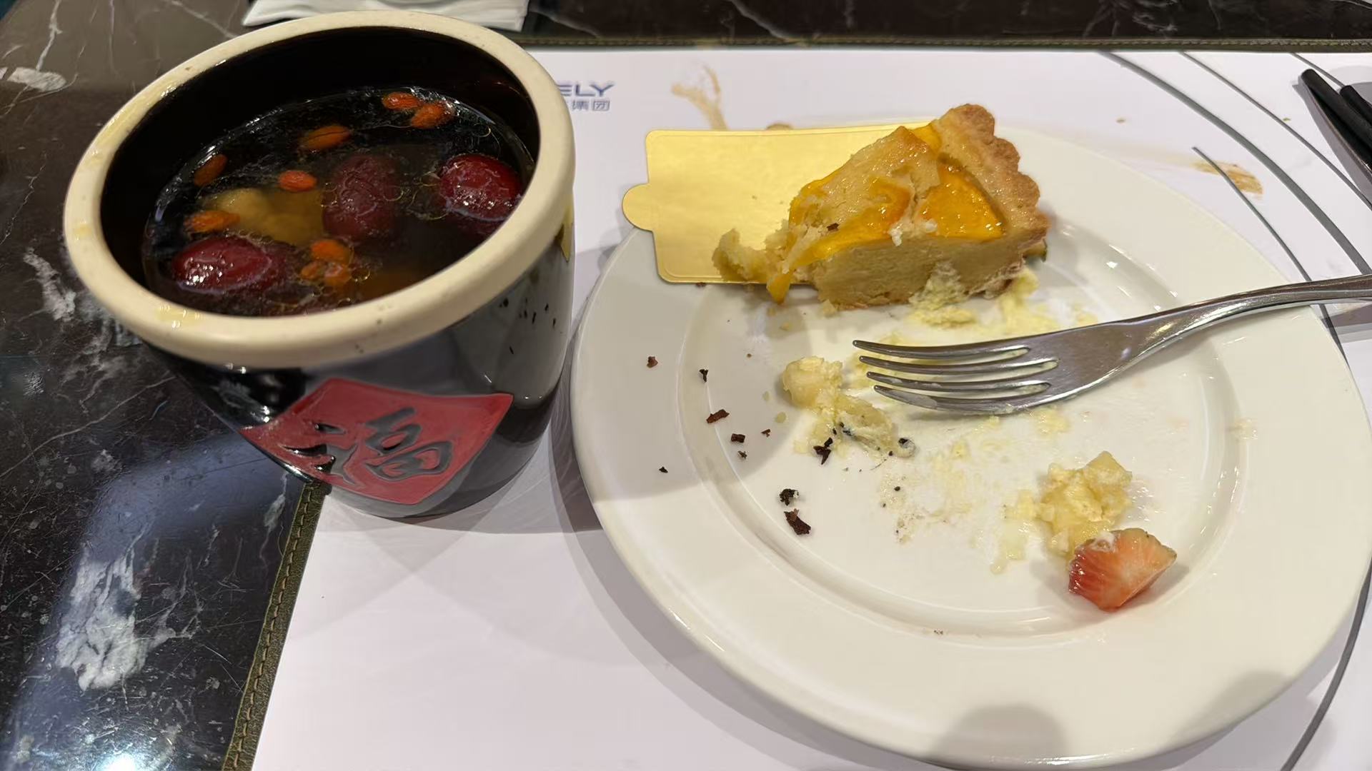 你说有粉丝群多好，我刚发自己偷偷吃蛋糕，结果粉丝群哗啦啦一轮骂我，戒糖、减肥。好