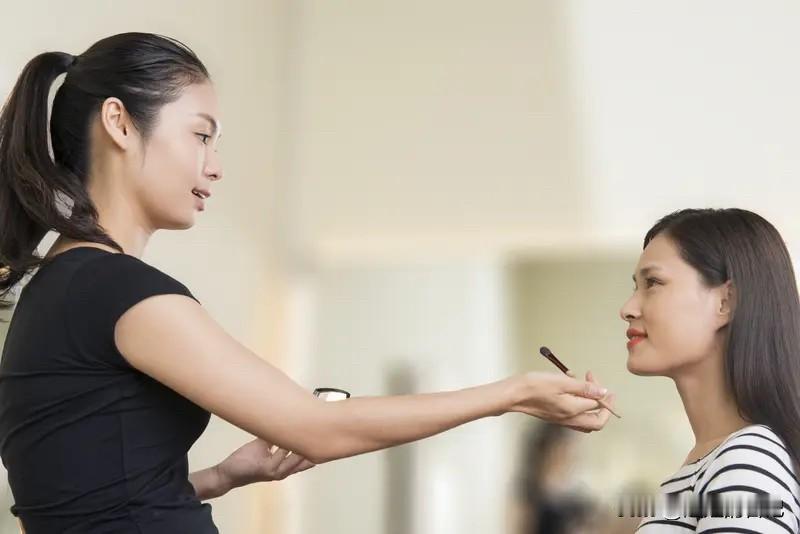 年纪大了，更不应该放弃对自己的形象管理1保养皮肤，学习穿搭，学会化妆，让自己越来