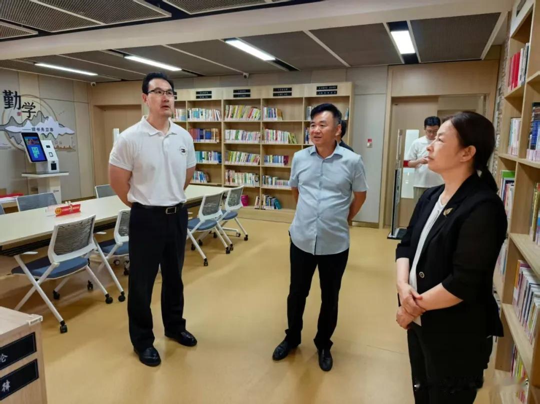 崔文华是中国举重大级别项目上里程碑式的人物，世锦赛斩获5冠、全运会四连冠，几乎是