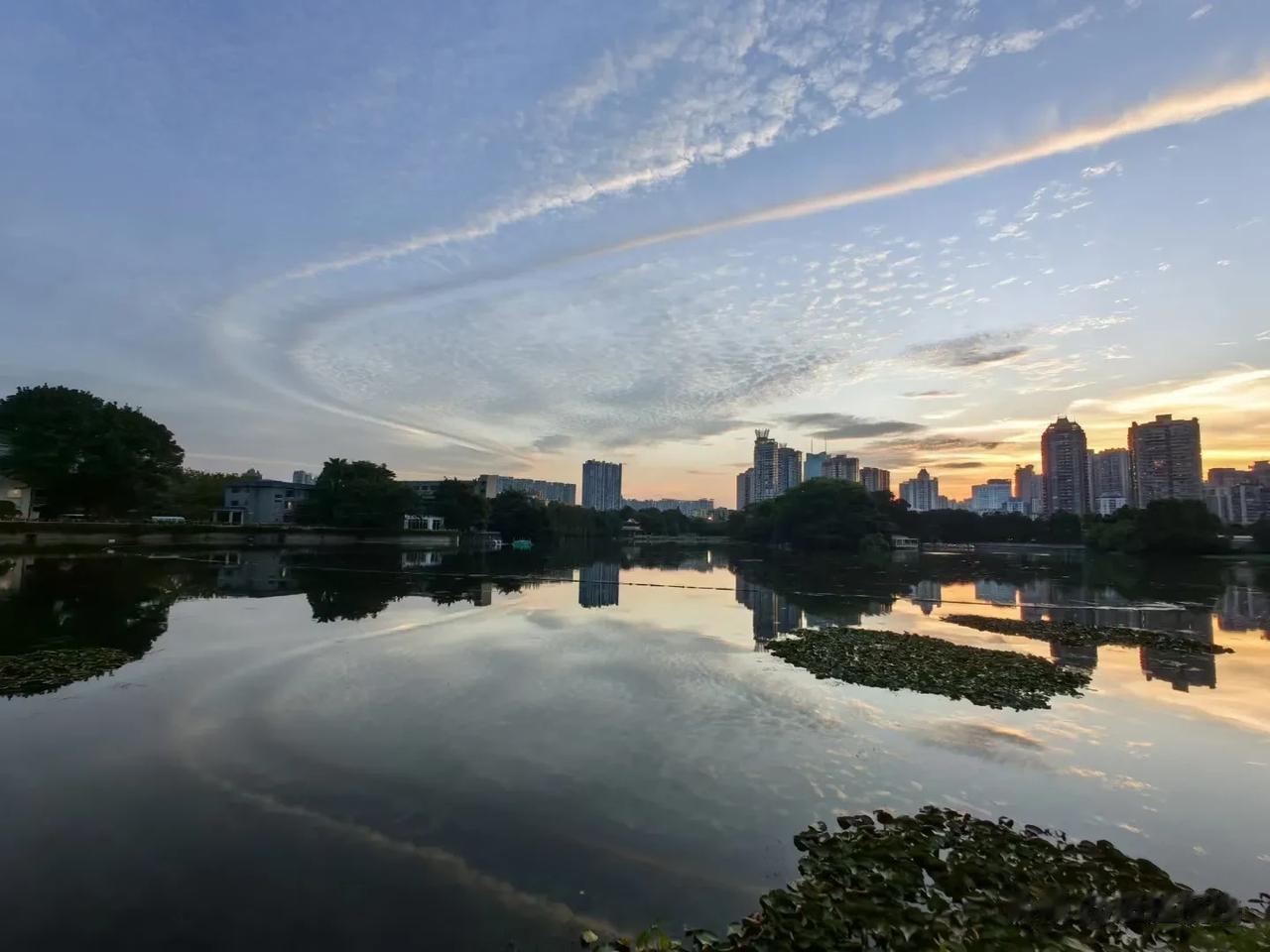 最近天空很美，云彩就象天使的翅膀，一半在天上，一半在水里；一边活力四射，一边闲情