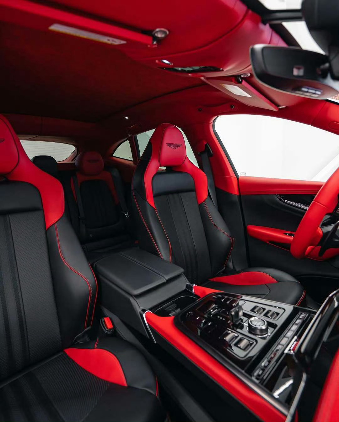 阿斯顿·马丁 DBX 707 