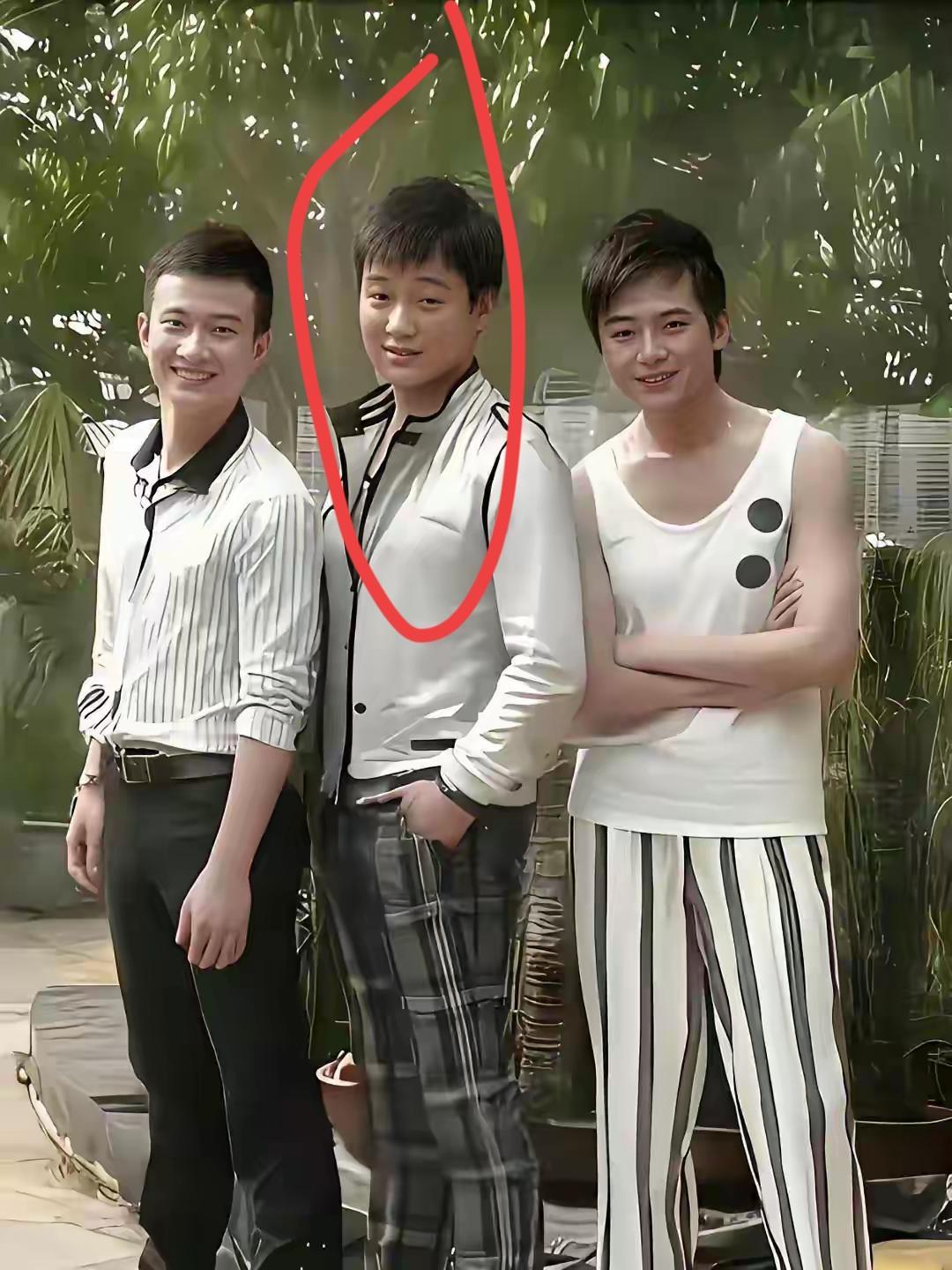 三个朋友在花园里合影留念。那时候真年轻阳光☀️都是演员吗？还有印象吗？能叫上名字