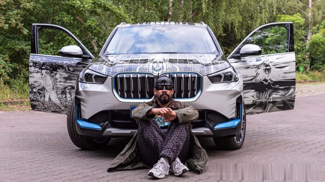 由德国艺术家与宝马iX1做的联名艺术车，没看出来艺术家想表达的主题是什么，探险？