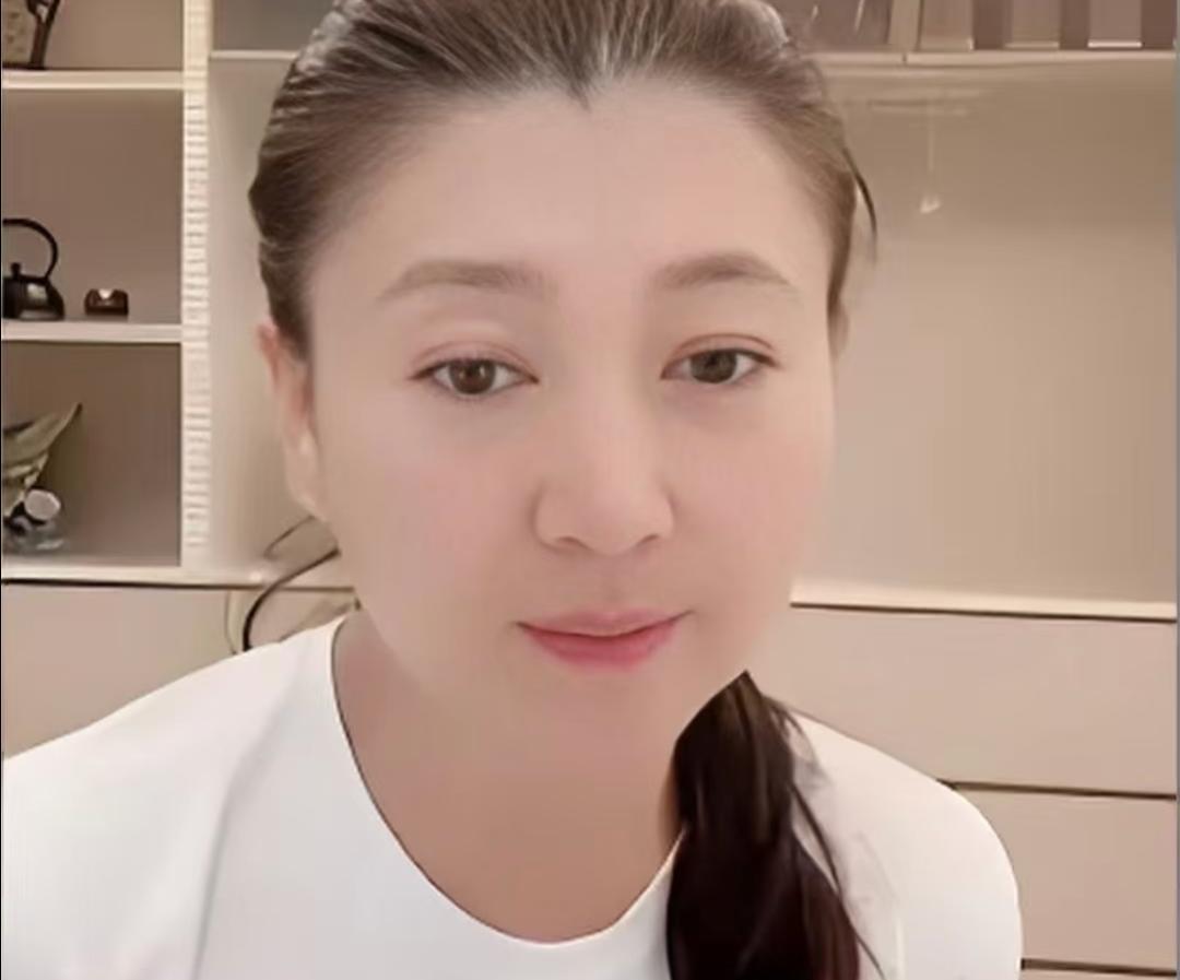 别再骂闫某晶了，她才是互联网最清醒的人。
一句“能咋地”，直接干翻了3000万条