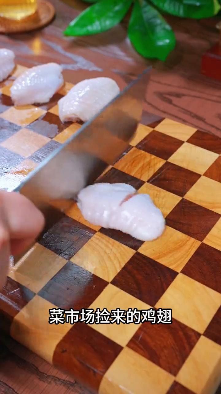 鸡翅椒盐粉。
家人们注意看，以后鸡翅捡回来不要再可乐红烧了。今天在酒店吃饭的时候